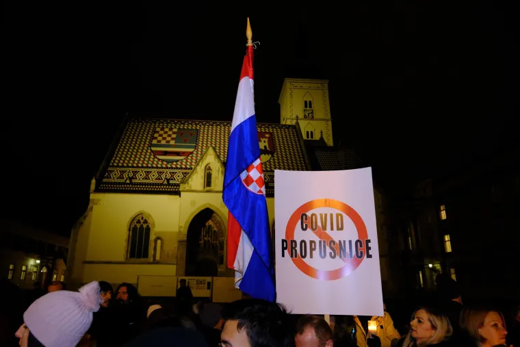 Palili lampione ispred Vlade i poručili: 'Necijepljeni ne zaslužuju otkaz'