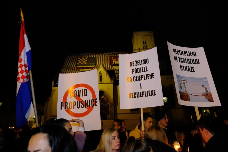 Palili lampione ispred Vlade i poručili: 'Necijepljeni ne zaslužuju otkaz'