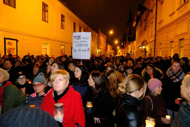 Palili lampione ispred Vlade i poručili: 'Necijepljeni ne zaslužuju otkaz'
