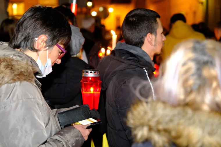 Palili lampione ispred Vlade i poručili: 'Necijepljeni ne zaslužuju otkaz'