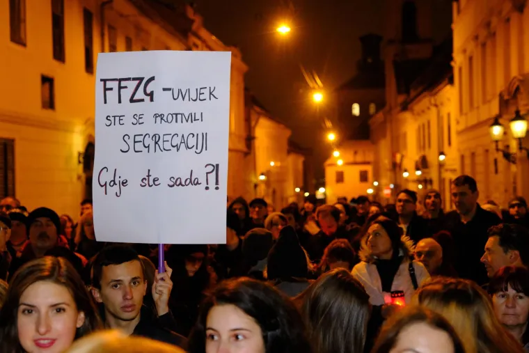 Palili lampione ispred Vlade i poručili: 'Necijepljeni ne zaslužuju otkaz'