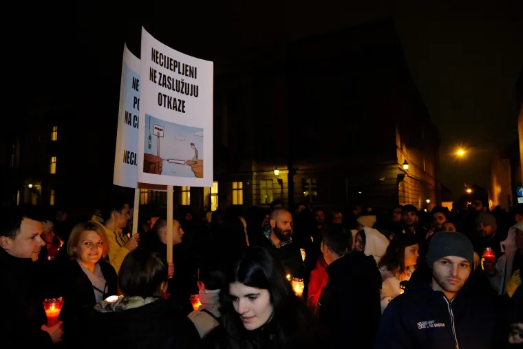 Palili lampione ispred Vlade i poručili: 'Necijepljeni ne zaslužuju otkaz'