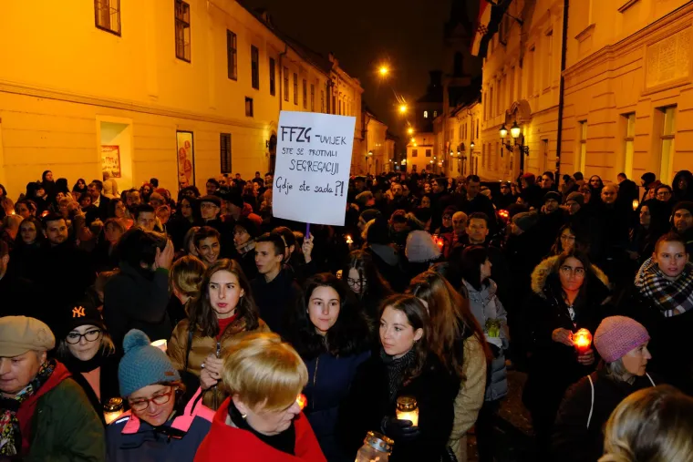 Palili lampione ispred Vlade i poručili: 'Necijepljeni ne zaslužuju otkaz'