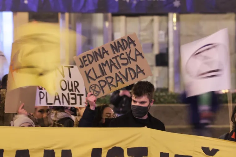 Sudionici Mar&scaron;a istaknuli su transparente na kojima je, među ostalim pisalo: "Na mladima apokalipsa ostaje", "Vrijeme nam istječe", "Sustavne promjene - Ne klimatske promjene", "Manje rada na poslu - Vi&scaron;e rada na okoli&scaron;u - Skratimo radni tjedan", "Dobrobit, a ne profit", "Zdrav okoli&scaron; a ne profit", "Da je planeta banka, već biste je spasili"