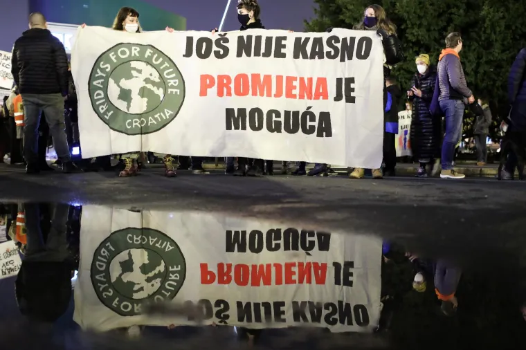 &Scaron;migmator ističe i kako sudionici Mar&scaron;a traže i sustavno implementiranje problema klimatske krize i klimatskih promjena uzrokovanih ljudskim djelovanjem u program osnovno&scaron;kolskog i srednjo&scaron;kolskog obrazovanja te da Ministarstvo gospodarstvo i održivog razvoja "počne komunicirati sa znanstvenicima ne samo na simboličnoj razini nego da ih počne uključivati u svoje odluke"