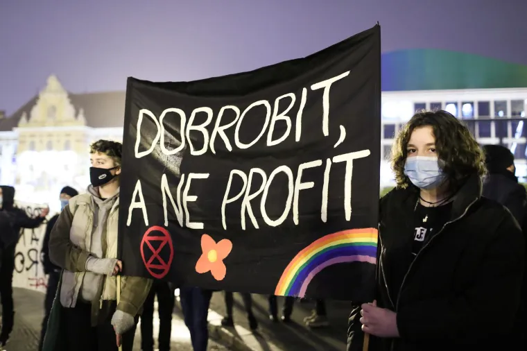 Sudionici Mar&scaron;a bili su među ostalim i saborska zastupnica Radničke fronte Katarina Peović s kćeri, predsjednik Nezavisnih hrvatskih sindikata Kre&scaron;imir Sever sa sinom, zastupnica Nove ljevice u zagrebačkoj Gradskoj skup&scaron;tini Rada Borić, pučka pravobraniteljica Tena &Scaron;imonović Einwalter