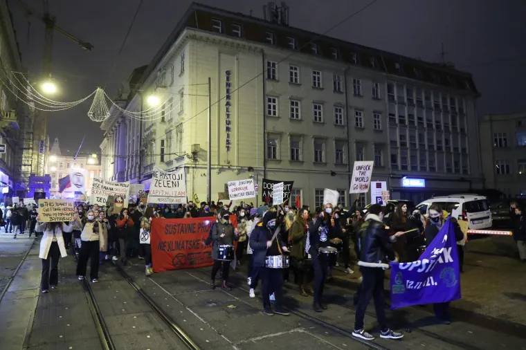 Kaže da mu je taj srednjo&scaron;kolski pokret na neki način bio i poticaj da sastavi Apel za sustavnu klimatsku akciju