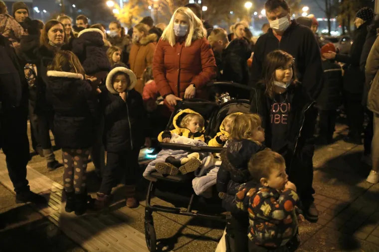 Roditelji odgojitelji i njihova djeca pred zagrebačkom Gradskom upravom pale lampa&scaron;e