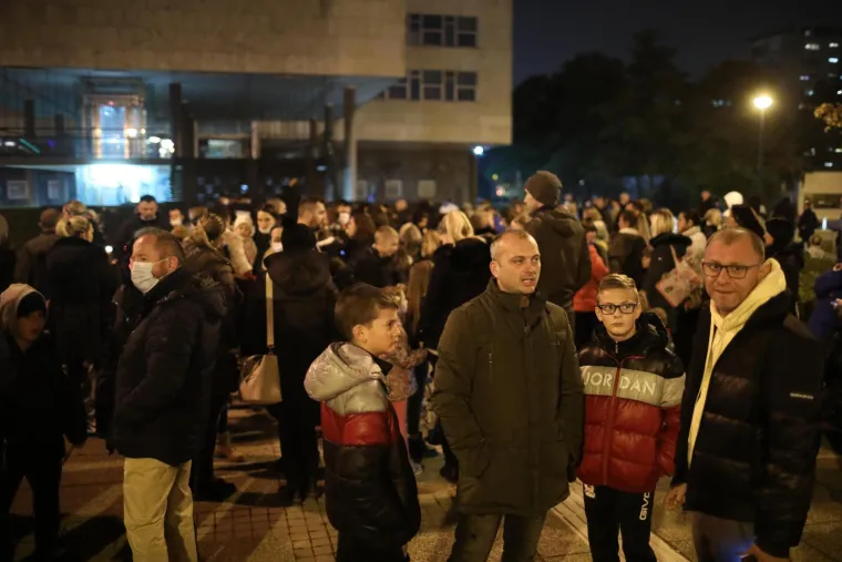 Roditelji odgojitelji i njihova djeca pred zagrebačkom Gradskom upravom pale lampa&scaron;e