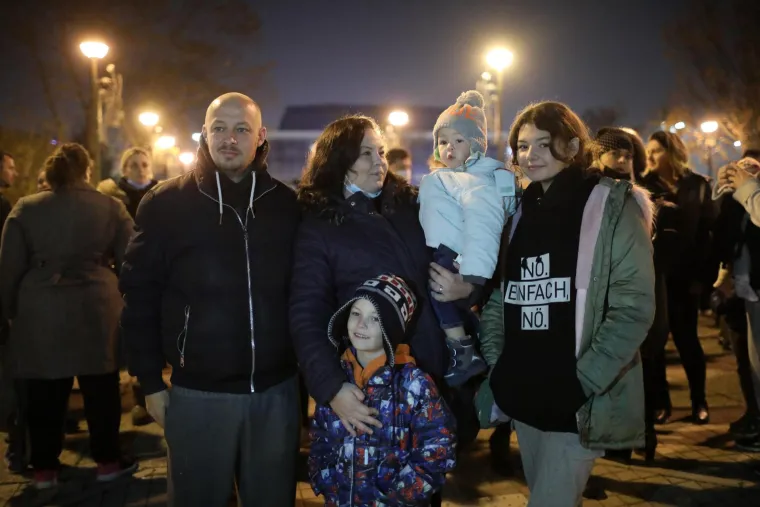 Roditelji odgojitelji i njihova djeca pred zagrebačkom Gradskom upravom pale lampa&scaron;e