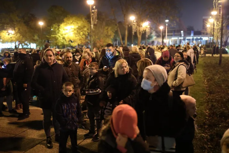 Roditelji odgojitelji i njihova djeca pred zagrebačkom Gradskom upravom pale lampa&scaron;e