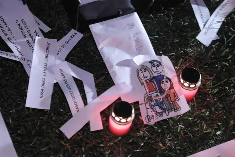 Roditelji odgojitelji i njihova djeca pred zagrebačkom Gradskom upravom pale lampa&scaron;e