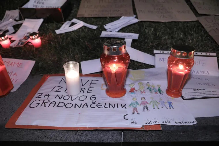 Roditelji odgojitelji i njihova djeca pred zagrebačkom Gradskom upravom pale lampa&scaron;e