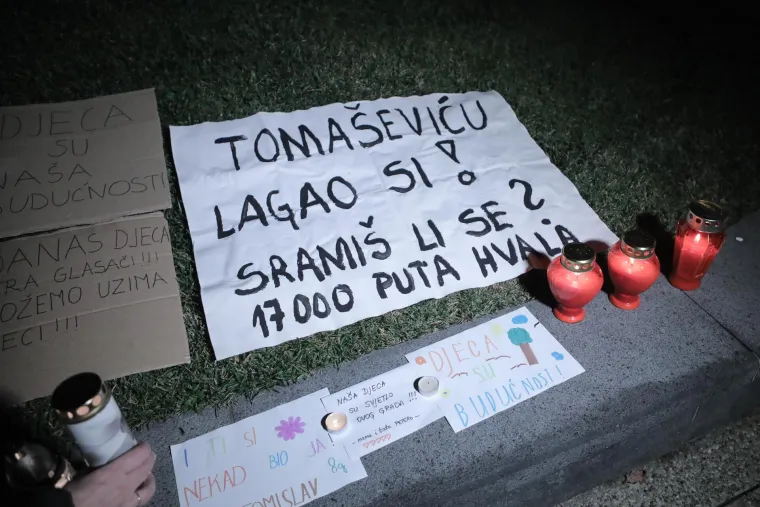 Roditelji odgojitelji i njihova djeca pred zagrebačkom Gradskom upravom pale lampa&scaron;e