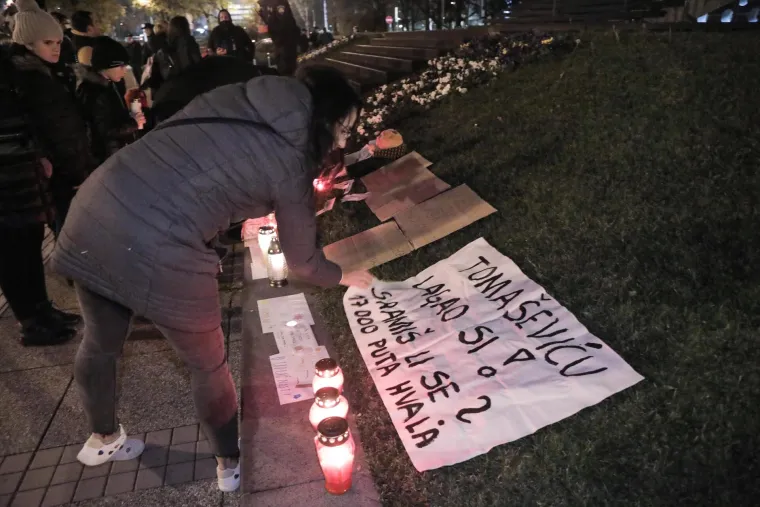 Roditelji odgojitelji i njihova djeca pred zagrebačkom Gradskom upravom pale lampa&scaron;e