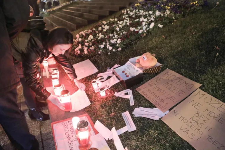 Roditelji odgojitelji i njihova djeca pred zagrebačkom Gradskom upravom pale lampa&scaron;e