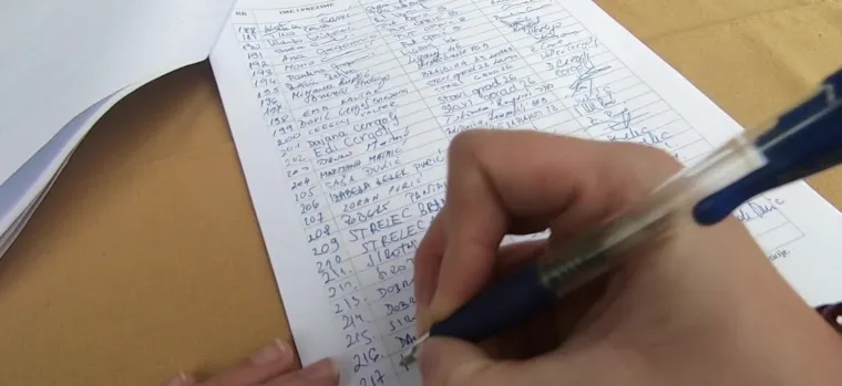 Roditelji odgojitelji i njihova djeca pred zagrebačkom Gradskom upravom pale lampa&scaron;e