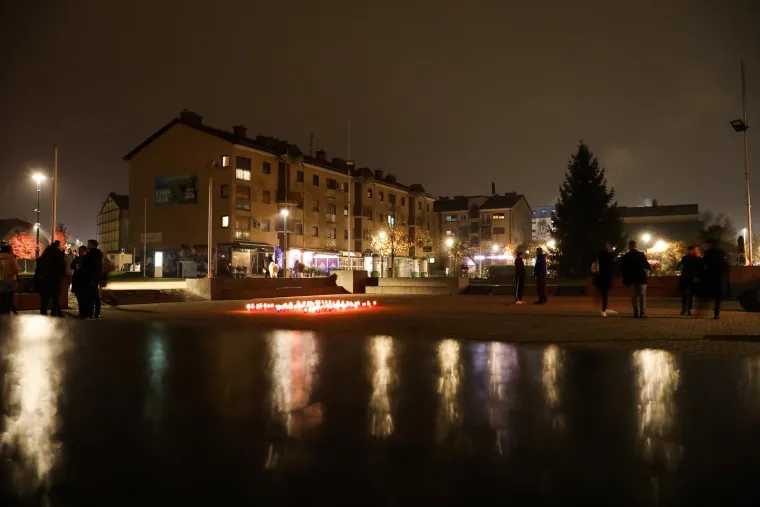 Pogledajte &scaron;to su protivnici mjera i cijepljenja ostavili ministru Božinoviću pod prozorima