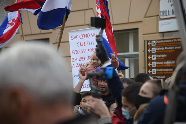 Prosvjed u Zagrebu protiv mjera i COVID potvrda