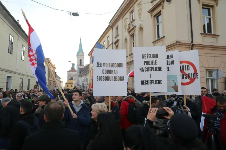 Prosvjed u Zagrebu protiv mjera i COVID potvrda