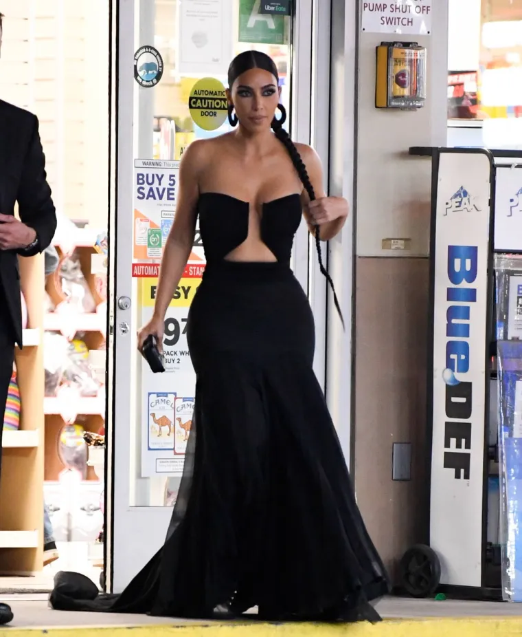 Paris Hilton totalno šokirala izborom vjenčanice, ali Kim Kardashian ju je svejedno zasjenila: Opak izbor za vjenčanje frendice