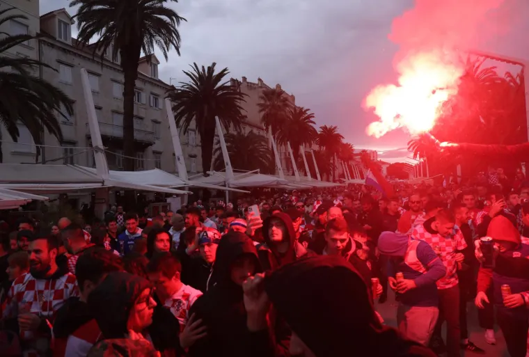 Tisuće navijača okupilo se na Rivi: Vatreno ludilo moglo je početi