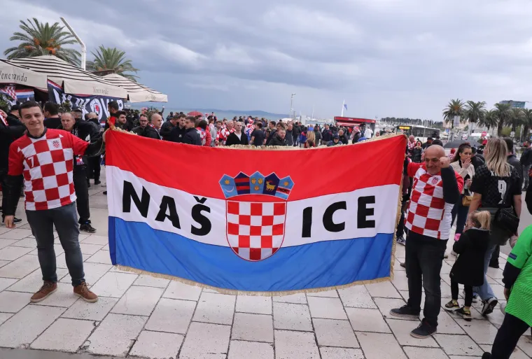 Tisuće navijača okupilo se na Rivi: Vatreno ludilo moglo je početi