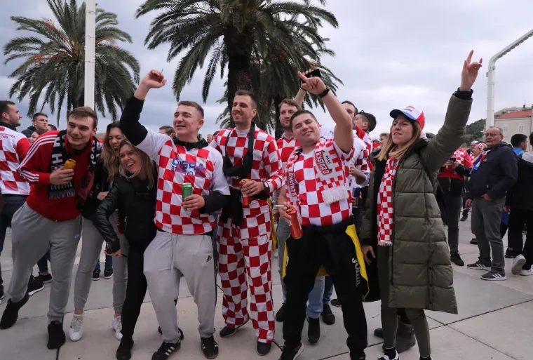 Tisuće navijača okupilo se na Rivi: Vatreno ludilo moglo je početi