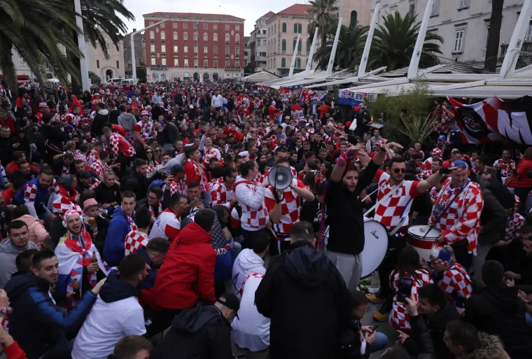 Tisuće navijača okupilo se na Rivi: Vatreno ludilo moglo je početi