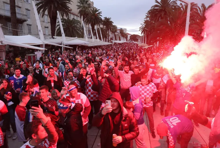 Tisuće navijača okupilo se na Rivi: Vatreno ludilo moglo je početi