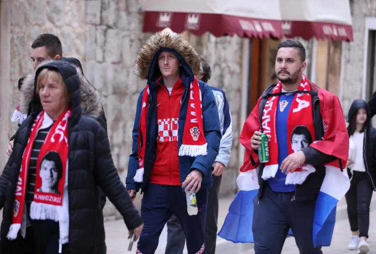 Tisuće navijača okupilo se na Rivi: Vatreno ludilo moglo je početi