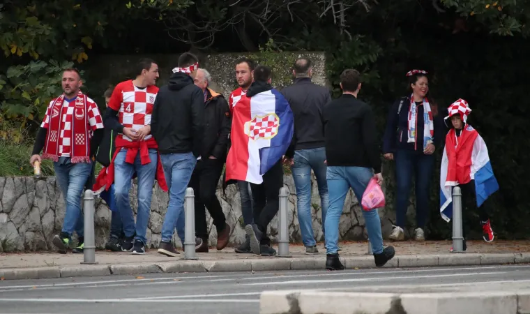 Zanosna brineta očarala mnoštvo: Svi se pitaju tko je ona?