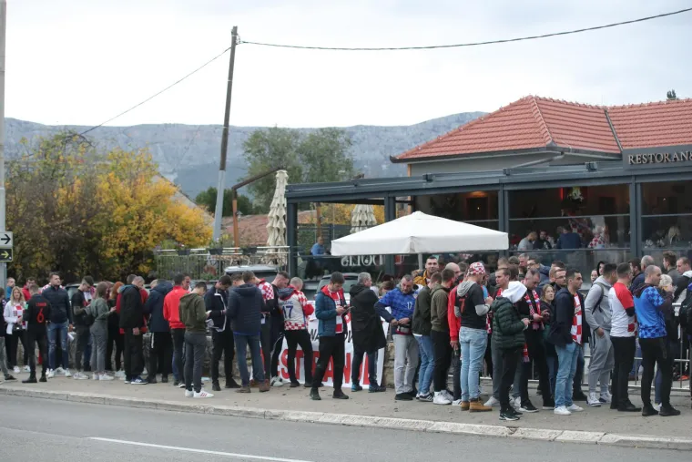 Zanosna brineta očarala mnoštvo: Svi se pitaju tko je ona?