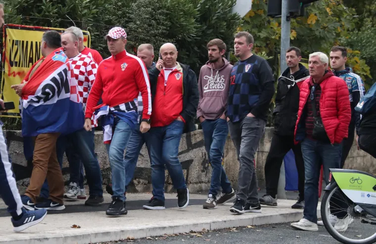 Zanosna brineta očarala mnoštvo: Svi se pitaju tko je ona?