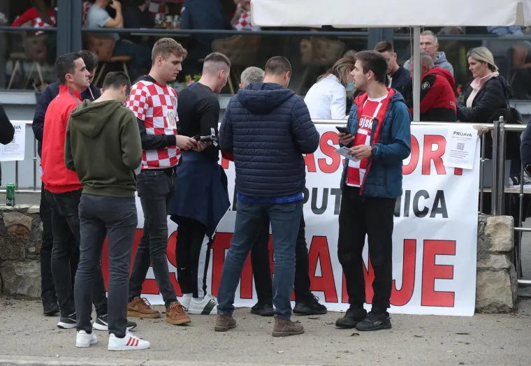 Zanosna brineta očarala mnoštvo: Svi se pitaju tko je ona?