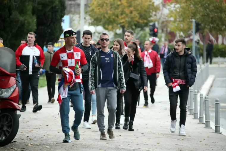 Zanosna brineta očarala mnoštvo: Svi se pitaju tko je ona?