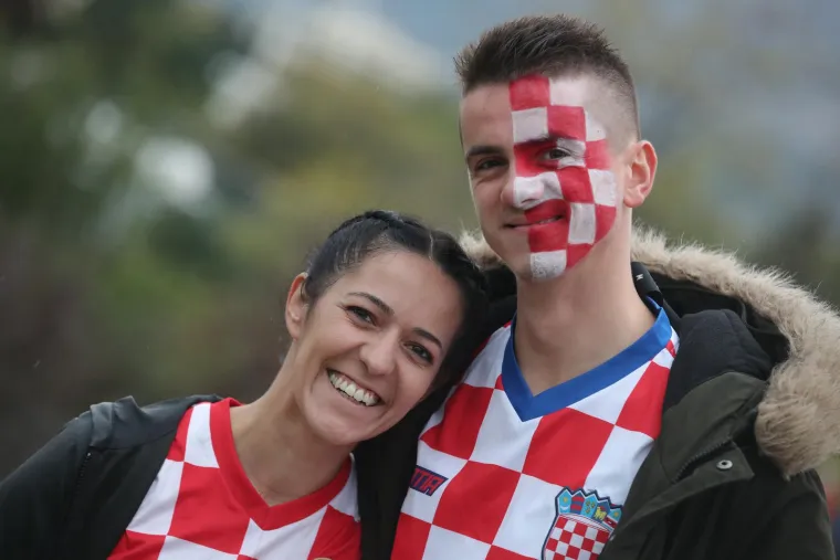 Zanosna brineta očarala mnoštvo: Svi se pitaju tko je ona?