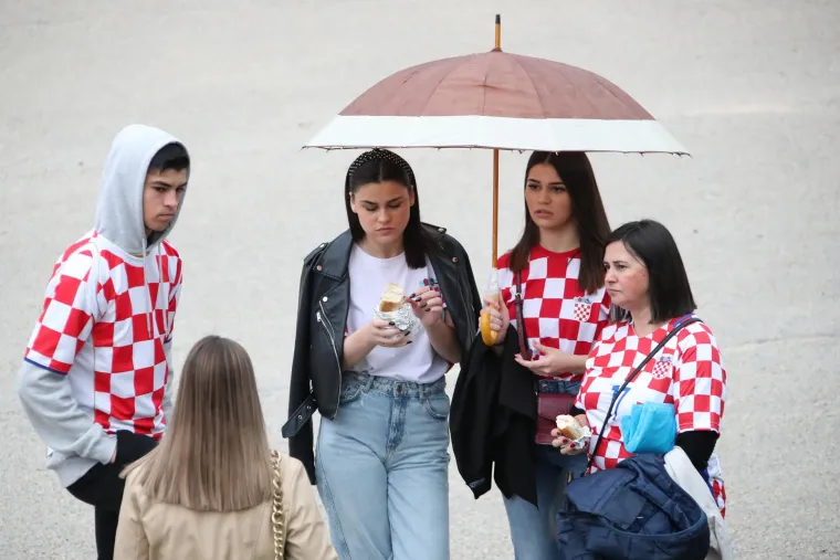 Zanosna brineta očarala mnoštvo: Svi se pitaju tko je ona?