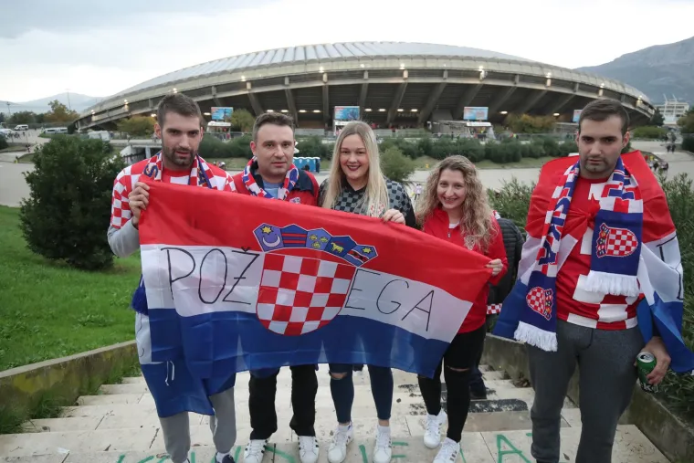 Zanosna brineta očarala mnoštvo: Svi se pitaju tko je ona?
