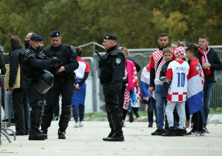 Zanosna brineta očarala mno&scaron;tvo: Svi se pitaju tko je ona?