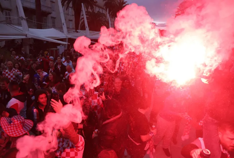 Zanosna brineta očarala mno&scaron;tvo: Svi se pitaju tko je ona?