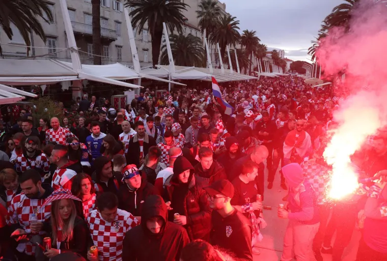 Zanosna brineta očarala mno&scaron;tvo: Svi se pitaju tko je ona?