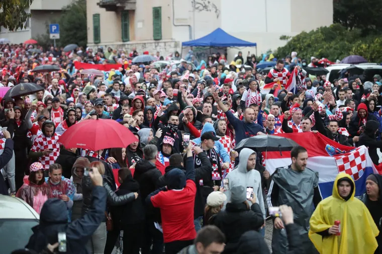 Prije kvalifikacijske utakmice za Svjetsko prvenstvo u Kataru između Hrvatske i Rusije organiziran je najveći hrvatski korteo u povijesti. Deset tisuća navijača sa splitske Rive stiglo je na Poljud gdje će od 15 sati bodriti Hrvatsku nogometnu reprezentaciju.