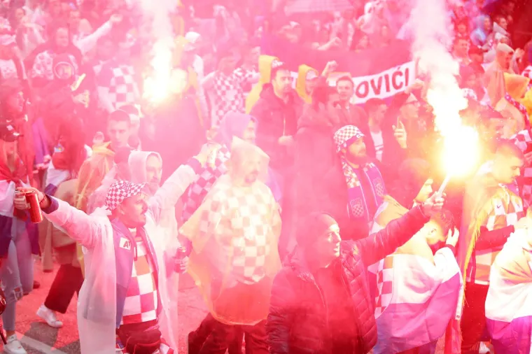 Prije kvalifikacijske utakmice za Svjetsko prvenstvo u Kataru između Hrvatske i Rusije organiziran je najveći hrvatski korteo u povijesti. Deset tisuća navijača sa splitske Rive stiglo je na Poljud gdje će od 15 sati bodriti Hrvatsku nogometnu reprezentaciju.
