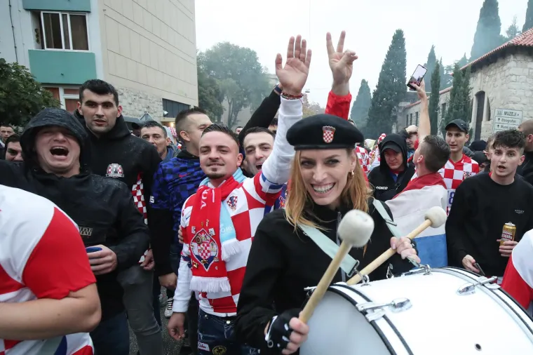 Prije kvalifikacijske utakmice za Svjetsko prvenstvo u Kataru između Hrvatske i Rusije organiziran je najveći hrvatski korteo u povijesti. Deset tisuća navijača sa splitske Rive stiglo je na Poljud gdje će od 15 sati bodriti Hrvatsku nogometnu reprezentaciju.