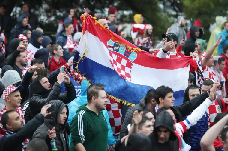 Prije kvalifikacijske utakmice za Svjetsko prvenstvo u Kataru između Hrvatske i Rusije organiziran je najveći hrvatski korteo u povijesti. Deset tisuća navijača sa splitske Rive stiglo je na Poljud gdje će od 15 sati bodriti Hrvatsku nogometnu reprezentaciju.