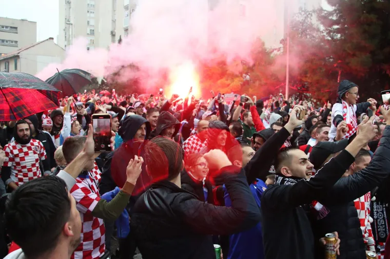 Prije kvalifikacijske utakmice za Svjetsko prvenstvo u Kataru između Hrvatske i Rusije organiziran je najveći hrvatski korteo u povijesti. Deset tisuća navijača sa splitske Rive stiglo je na Poljud gdje će od 15 sati bodriti Hrvatsku nogometnu reprezentaciju.