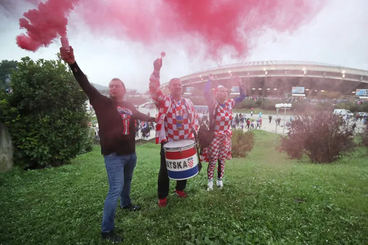 Prije kvalifikacijske utakmice za Svjetsko prvenstvo u Kataru između Hrvatske i Rusije organiziran je najveći hrvatski korteo u povijesti. Deset tisuća navijača sa splitske Rive stiglo je na Poljud gdje će od 15 sati bodriti Hrvatsku nogometnu reprezentaciju.