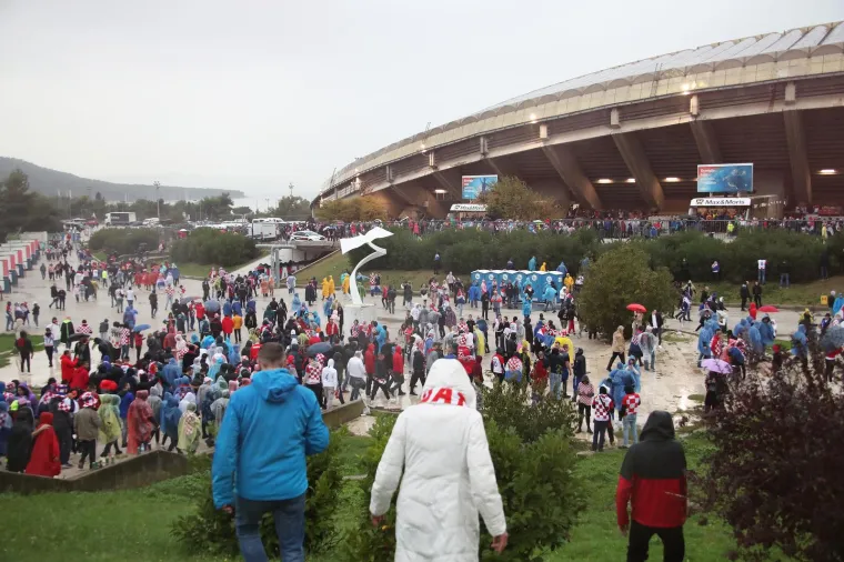 Prije kvalifikacijske utakmice za Svjetsko prvenstvo u Kataru između Hrvatske i Rusije organiziran je najveći hrvatski korteo u povijesti. Deset tisuća navijača sa splitske Rive stiglo je na Poljud gdje će od 15 sati bodriti Hrvatsku nogometnu reprezentaciju.