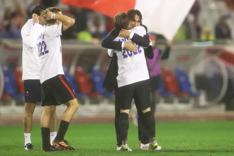 Hrvatska nogometna reprezentacija po šesti će put zaigrati na Svjetskom prvenstvu sljedeće godine u Kataru. U odlučujućoj utakmici za prvo mjesto u skupini H Vatreni su pred više od 30.000 gledatelja u Splitu u nedjelju poslijepodne svladali Rusiju s 1:0. Nakon utakmice izbornik Zlatko Dalić rasplakao se od sreće i nije se mogao suzdržati.